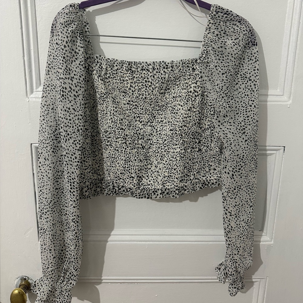 Women’s black and white long sleeve blouse